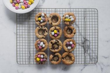 Divide the speckled eggs between the cookie cups.