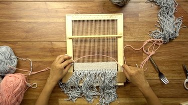 Changing yarn between rows when weaving.