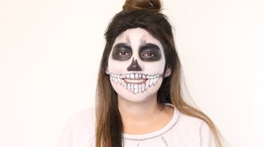 How to paint a skeleton face