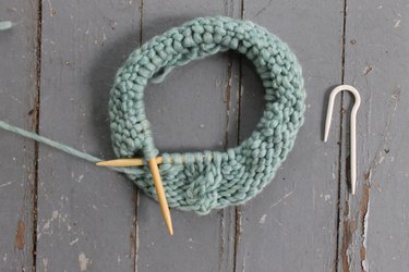 Knitted cables in the round with a cable needle