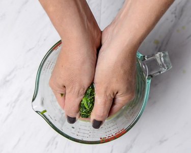 How to Make Applebee's Spinach Artichoke Dip