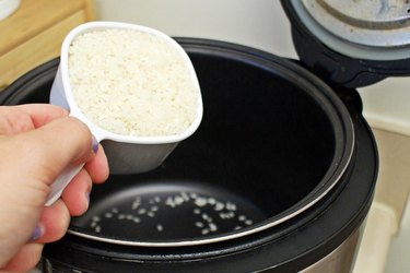 How Long to Cook Rice in a Rice Cooker?