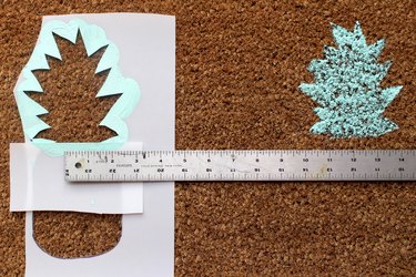 Measure between pineapple tops | how to make a pineapple doormat