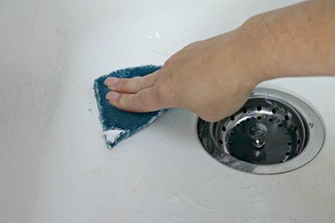 bow to clean a white sink tutorial