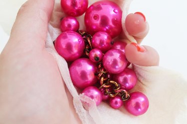Dyeing plastic pearls