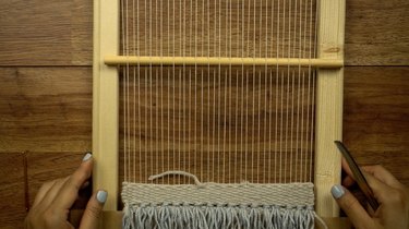 Changing yarn mid-row when weaving.