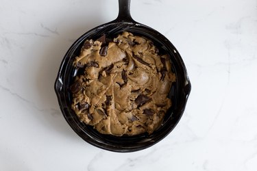 Smoothly spread the cookie dough until it reaches the edges of the skillet.