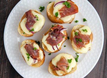 This Fig and Prosciutto Crostini Recipe is a Perfect Party Food