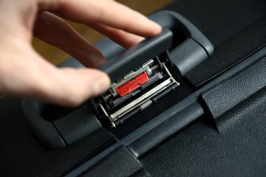 Setting the lock on cheap samsonite luggage