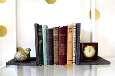 create your own bookends with a DIYed coffee stain