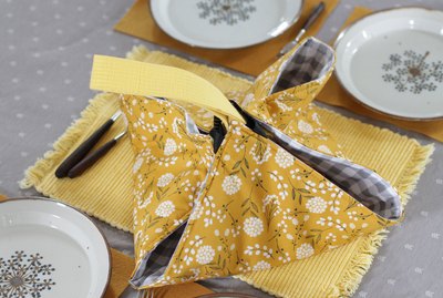 When you show up carrying your fresh pie in this fabric pie carrier, everyone is going to want to know which boutique sells them. Won't they be surprised when you tell them you made it yourself.