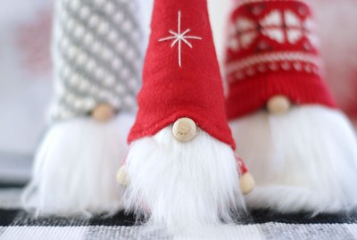 grab some old sweater remnants, a sock and a little rice and before you know it you'll be hangin' with your "gnomies" this winter, too.