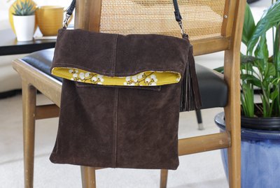 Whether you're on vacation, shopping at the store, strolling through the park or enjoying an afternoon at the zoo, a cross bodybag is a must have item.