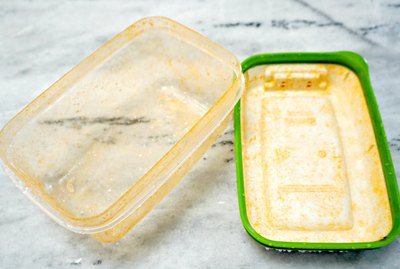 how to remove tomato sauce stains from plastic containers