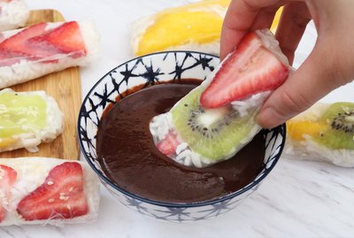 Fruit spring rolls and chocolate sauce