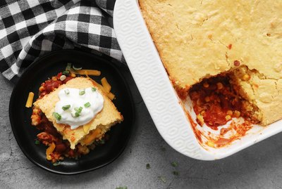 Bake cornbread chili pie casserole