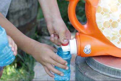 This summer, give your kids the gift of endless bubbles by transforming an empty detergent bottle with a pour spout into a bubble station for kids.