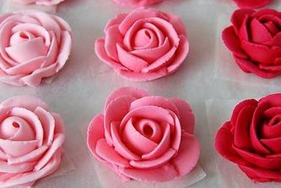 DIY guide for How to Make Rose Petals Out of Frosting with step-by-step instructions