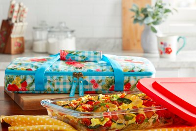 The Pioneer Woman Sweet Rose 3.2 Quart Baker With Tote