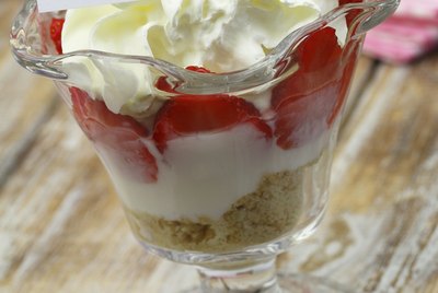 Feliz cumpleanos (Happy birthday in Spanish) card with dessert