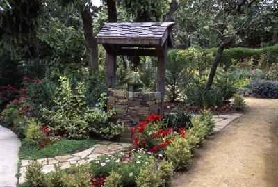 Photo, a wishing well surrounded by a garden, Color