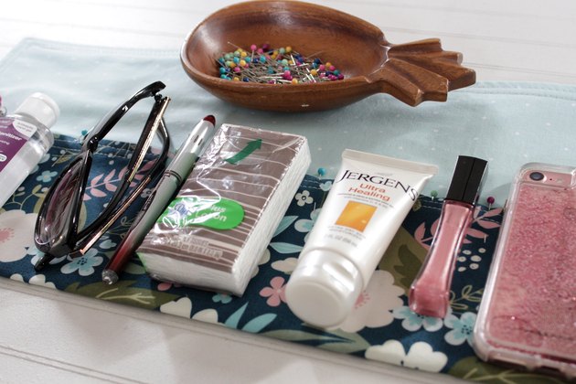 If you made a resolution to get your life in order, you'll be well on your way when you make this delightful purse organizer.