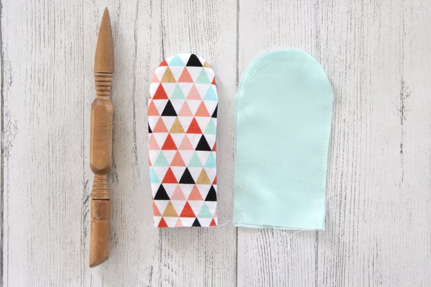 Protect your hands the next time you pull your fiery, red-hot creation out of the oven by using a handy-dandy skillet handle cover that you made yourself.