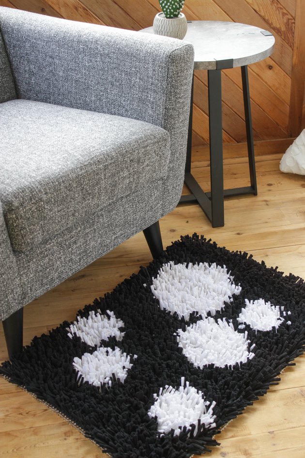 Rug making is a relaxing way to create a beautiful no-waste project. Your friends will be shocked when you tell them that you created this mod, shag rug from old t-shirts.