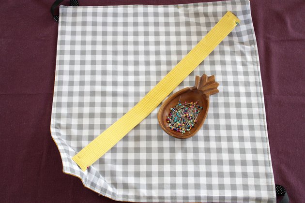 When you show up carrying your fresh pie in this fabric pie carrier, everyone is going to want to know which boutique sells them. Won't they be surprised when you tell them you made it yourself.