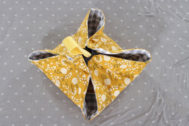 When you show up carrying your fresh pie in this fabric pie carrier, everyone is going to want to know which boutique sells them. Won't they be surprised when you tell them you made it yourself.