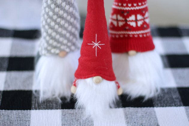 grab some old sweater remnants, a sock and a little rice and before you know it you'll be hangin' with your "gnomies" this winter, too.
