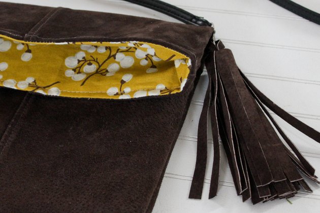 Whether you're on vacation, shopping at the store, strolling through the park or enjoying an afternoon at the zoo, a cross bodybag is a must have item.