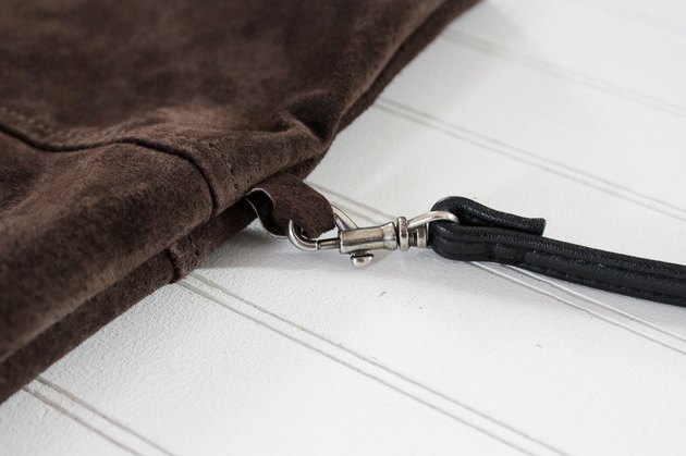 Whether you're on vacation, shopping at the store, strolling through the park or enjoying an afternoon at the zoo, a cross bodybag is a must have item.