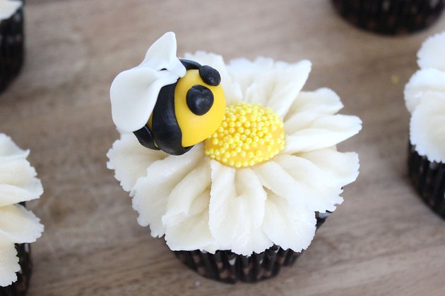 bumblebee daisy cupcake