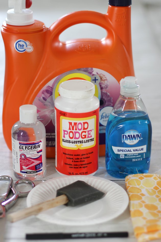 This summer, give your kids the gift of endless bubbles by transforming an empty detergent bottle with a pour spout into a bubble station for kids.