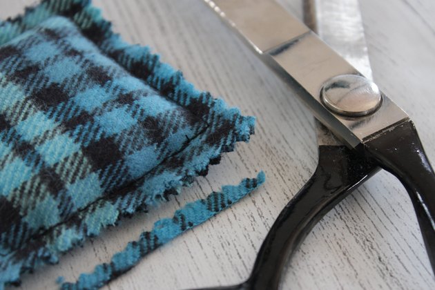 Keep your fingers toasty warm when watching that game or out admiring the fall colors by throwing a few soft and cozy DIY flannel hand warmers into your pockets.