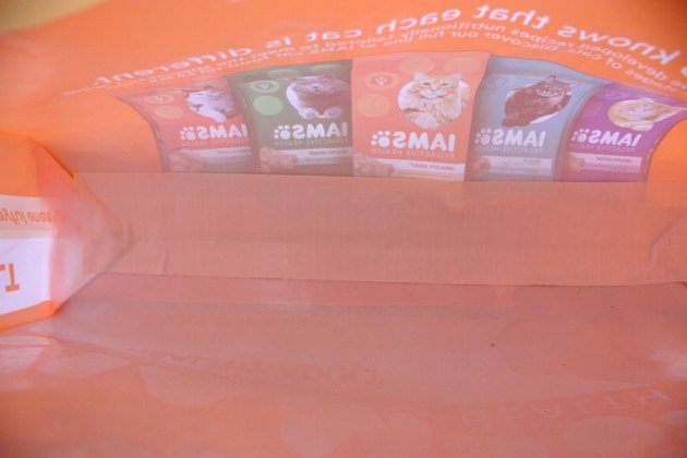 Jump on the zero waste bandwagon and be stylish and responsible by creating reusable grocery bags from empty animal feed sacks.