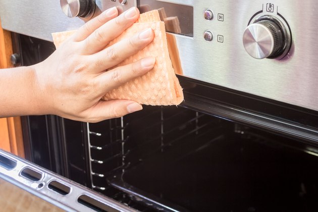 10 Useful Hacks to Clean a Dirty Oven