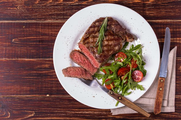 Bear steak with arugula and tomatoes.