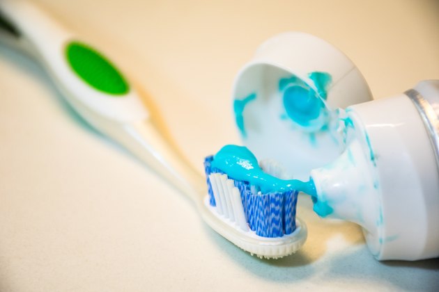 10 Surprising Ways to Use Toothpaste