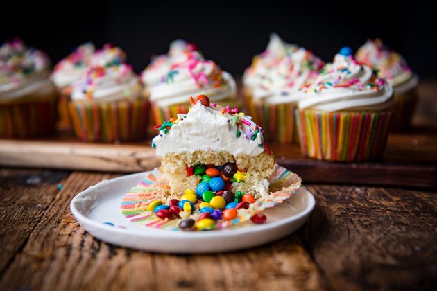 How to Make Piñata Cupcakes