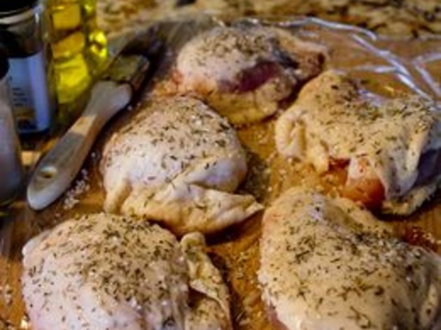 How to Bake Boneless Chicken Thighs | eHow