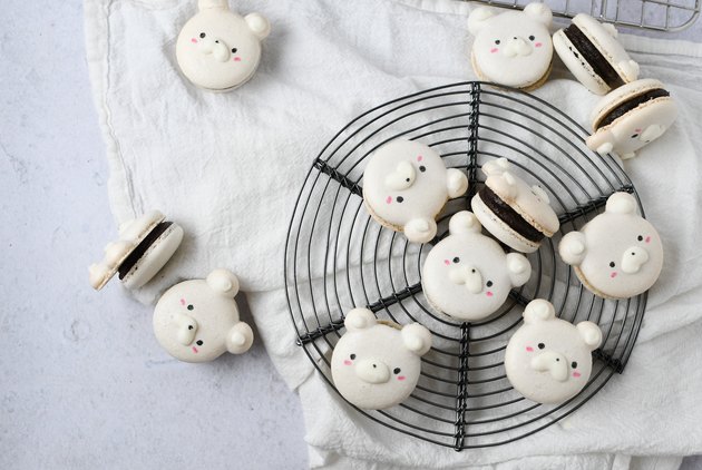 Holiday-Ready Polar Bear Macarons With Cheesecake Filling