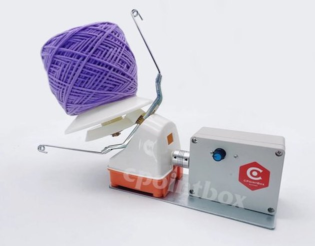  Knit Picks Hand Operated Yarn Ball Winder (Purple) : Arts,  Crafts & Sewing