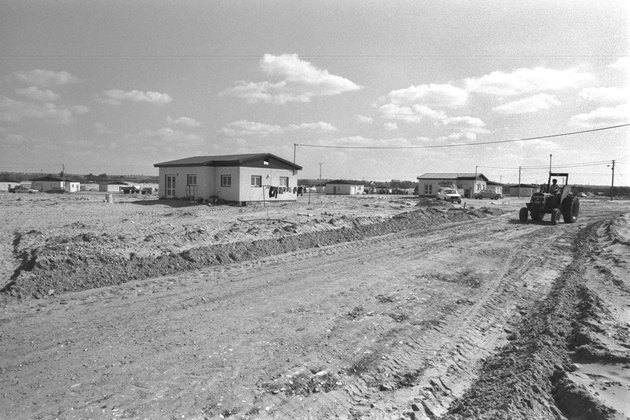 Netzer Hazani Settlement In The Gaza Strip - Then And Now