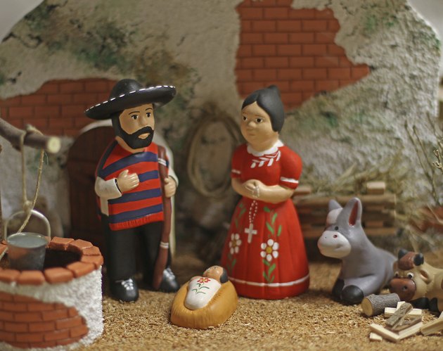 Nativity scene with Holy Family in Mexican version 4