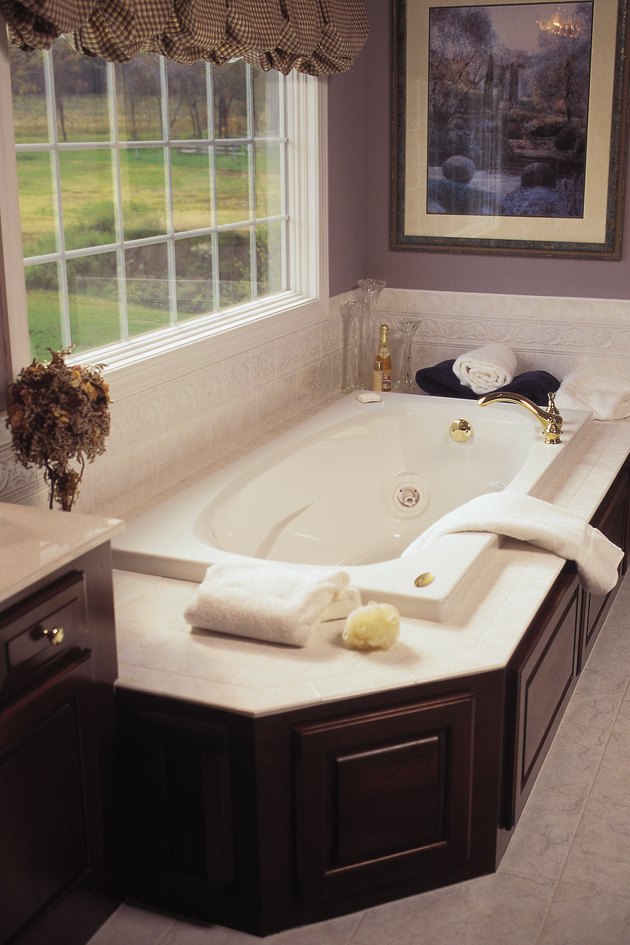 Elegant contemporary bathroom