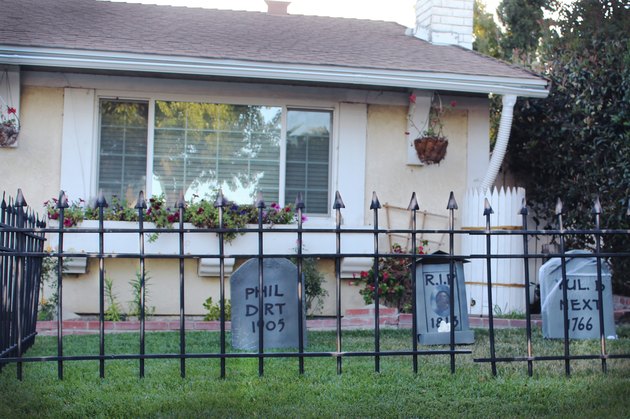 How to Make a Cheap Cemetery Fence for Halloween