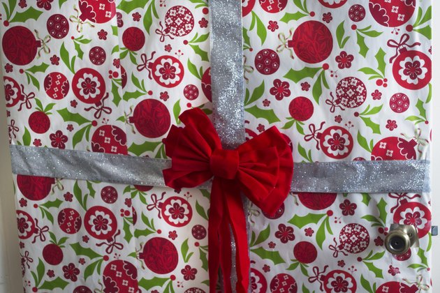 How to Gift Wrap the Front Door for Christmas | eHow