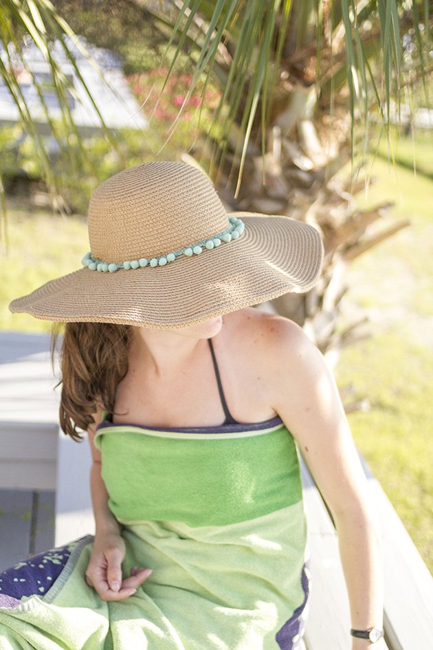 How to Make a Pompom Trimmed Beach Hat